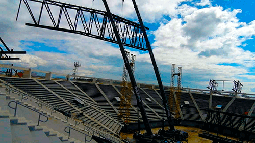 Gruas colocando las estructuras de la cubierta del Coliseo Arena Bogotá