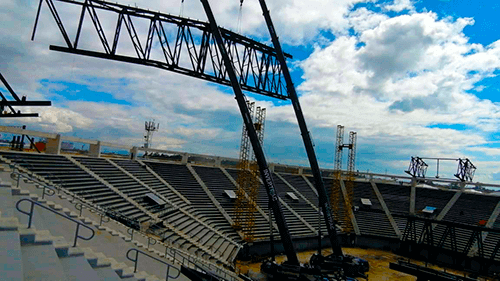 Interventoría del Coliseo Live 4 Gruas colocando las estructuras de la cubierta del Coliseo Arena Bogotá
