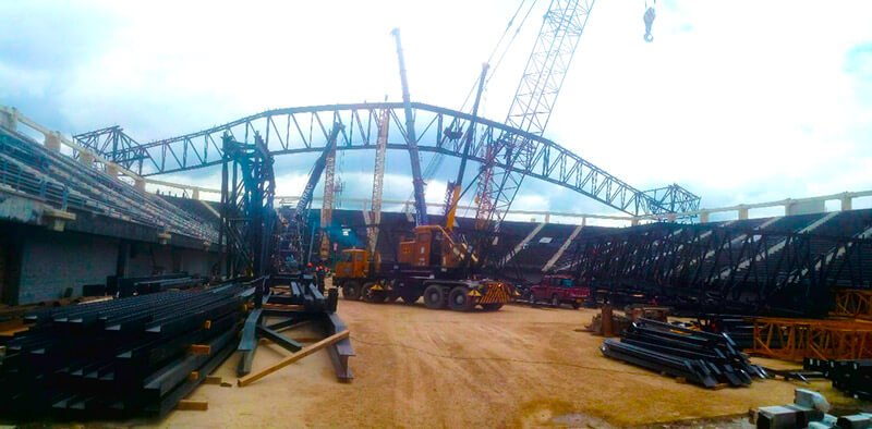 Interventoría del Coliseo Live 5 Gruas colocando estructuras Coliseo Arena Bogotá