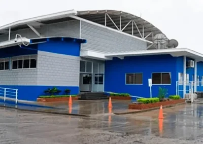 Adecuaciones, remodelaciones y ampliaciones a los edificios lado tierra de los aeropuertos AEROCIVIL de Puerto Asís, Putumayo y San Vicente del Caguán, Caquetá.