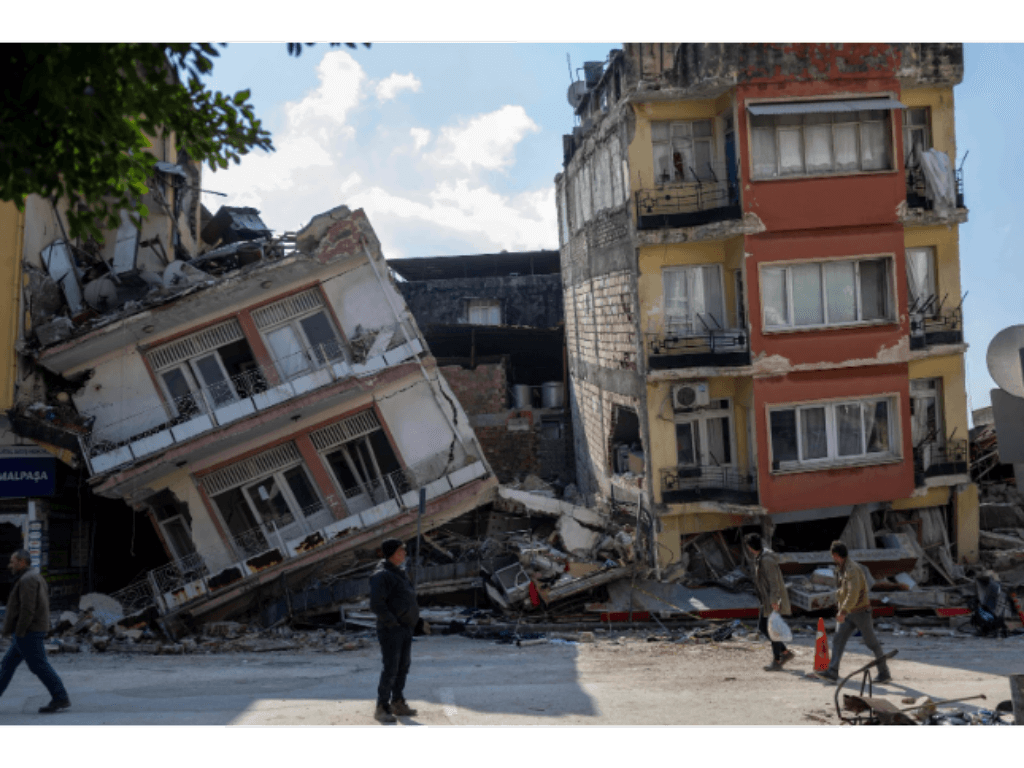 6 Errores Comunes en la Supervisión Técnica Independiente y Cómo Evitarlos 3 Edificios danados en la ciudad historica de Antakia en Hatay.BULENT KILIC AFP